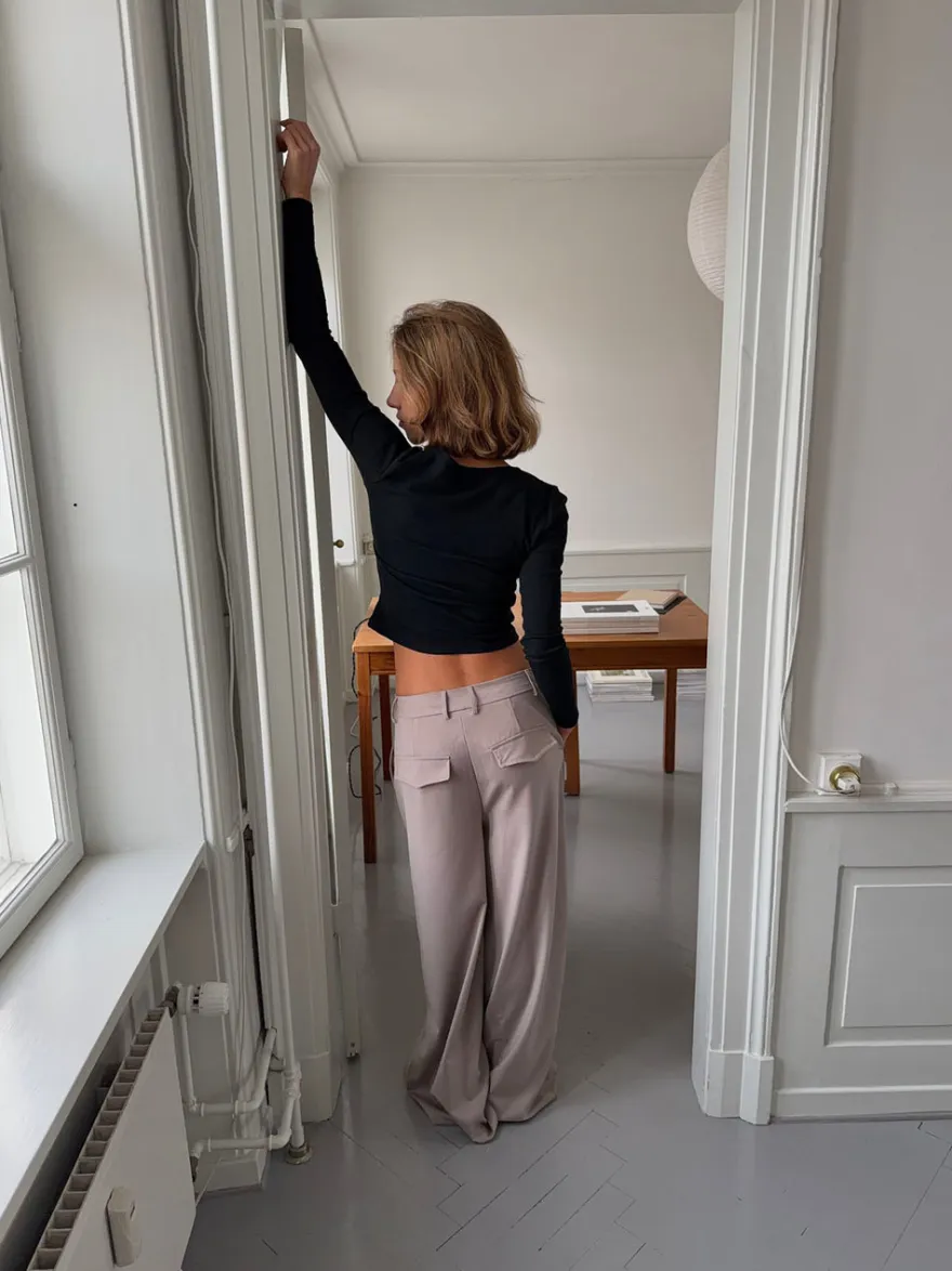 Design By Si Trina suitbukser med spændedetalje - Beige Online