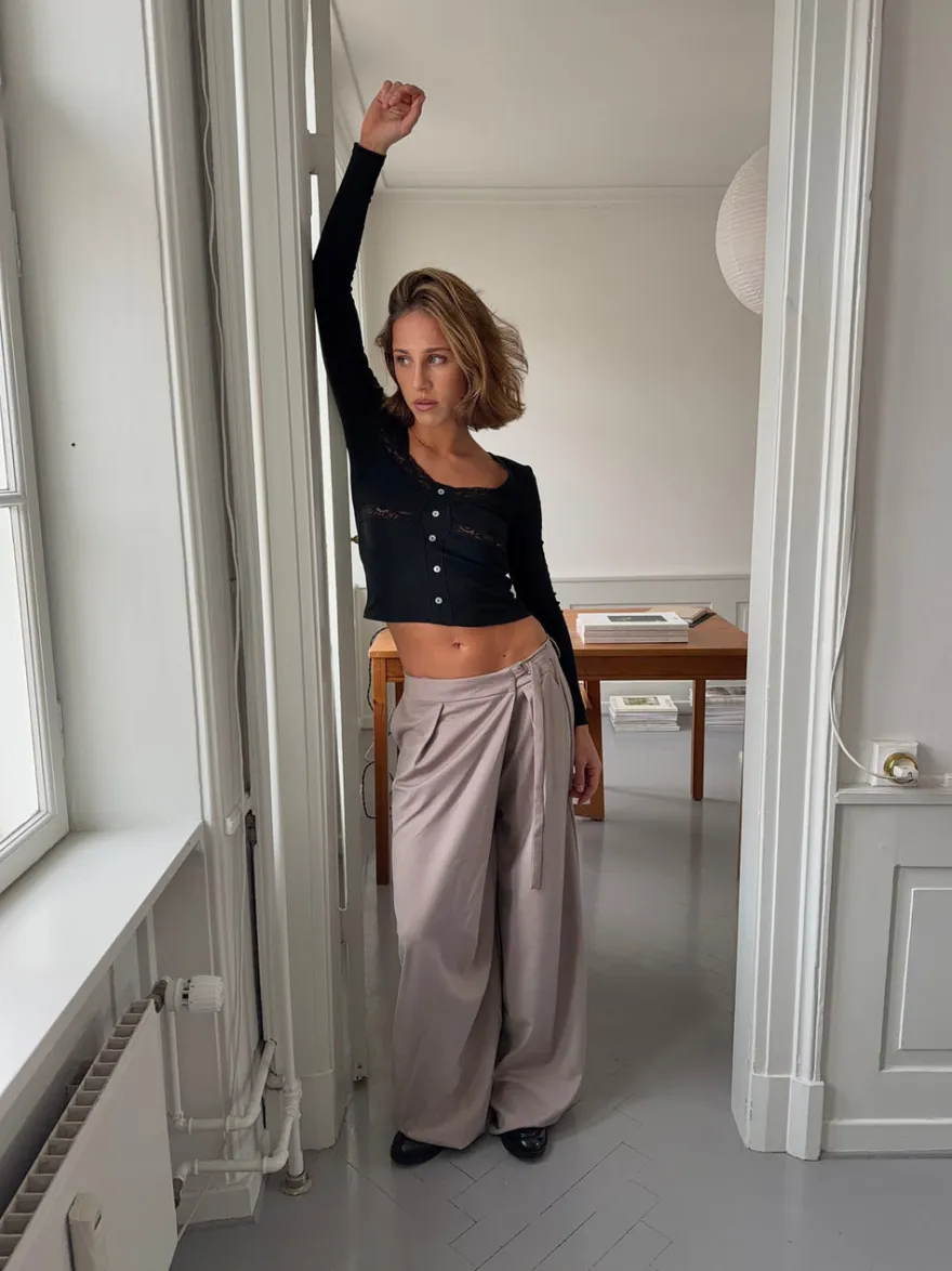 Design By Si Trina suitbukser med spændedetalje - Beige Online