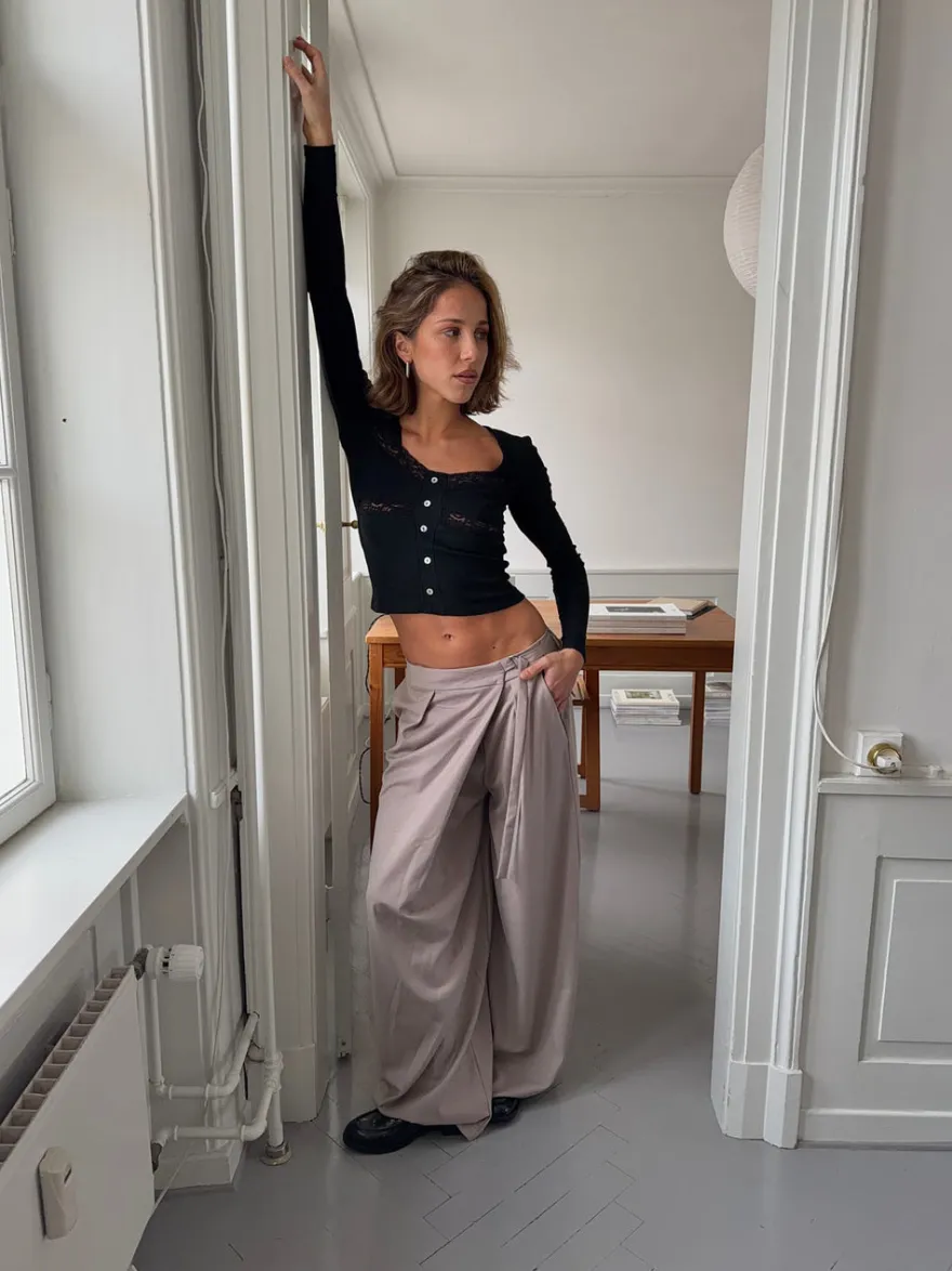 Design By Si Trina suitbukser med spændedetalje - Beige Online