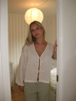 Design By Si Tuniva bluse med bindedetaljer - Off white Online