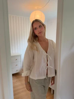 Design By Si Tuniva bluse med bindedetaljer - Off white Online