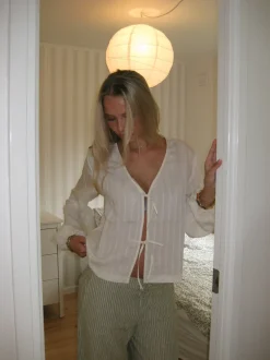 Design By Si Tuniva bluse med bindedetaljer - Off white Online