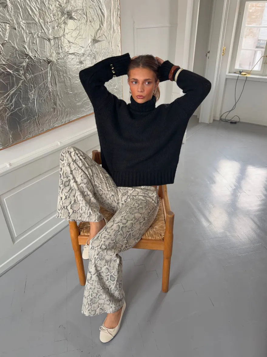 Design By Si Valdamara oversized striktrøje med turtleneck - Sort Sale