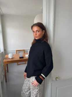 Design By Si Valdamara oversized striktrøje med turtleneck - Sort Sale