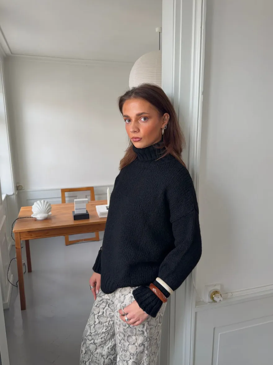 Design By Si Valdamara oversized striktrøje med turtleneck - Sort Sale