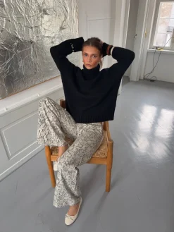 Design By Si Valdamara oversized striktrøje med turtleneck - Sort Sale