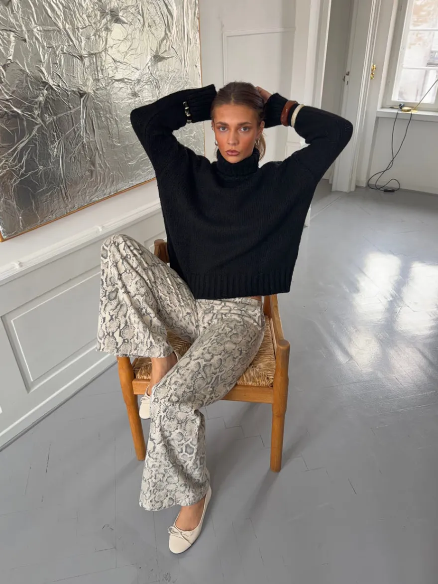 Design By Si Valdamara oversized striktrøje med turtleneck - Sort Sale