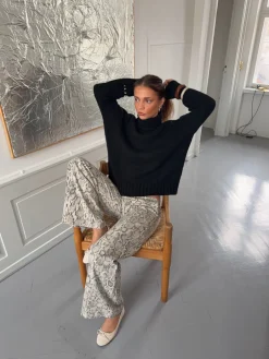 Design By Si Valdamara oversized striktrøje med turtleneck - Sort Sale