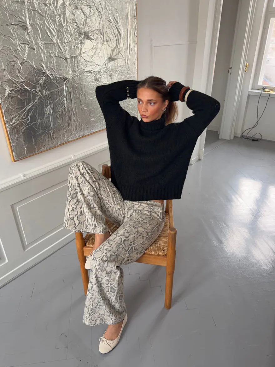Design By Si Valdamara oversized striktrøje med turtleneck - Sort Sale
