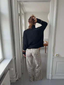 Design By Si Valdamara oversized striktrøje med turtleneck - Sort Sale