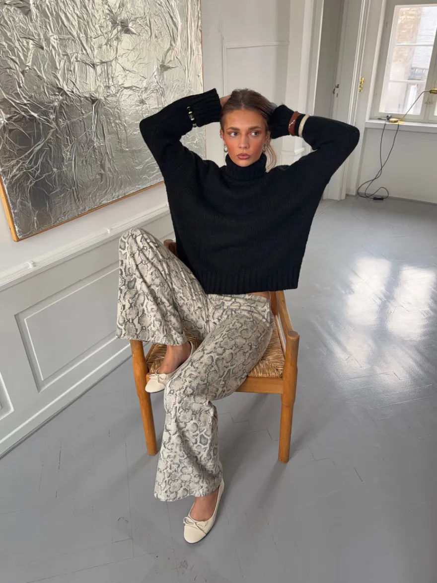 Design By Si Valdamara oversized striktrøje med turtleneck - Sort Sale