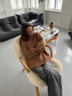 Design By Si Valdamara oversized striktrøje med turtleneck - Brun Online