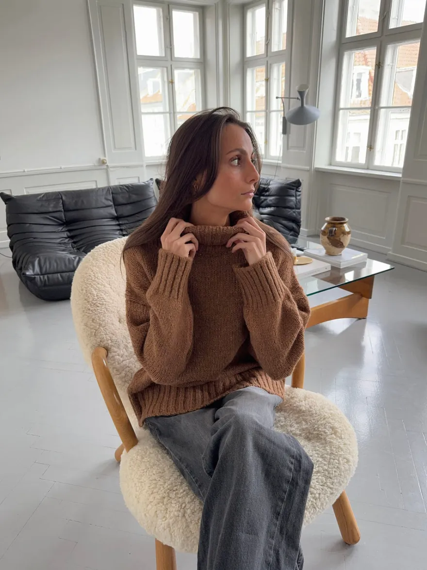 Design By Si Valdamara oversized striktrøje med turtleneck - Brun Online