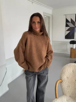 Design By Si Valdamara oversized striktrøje med turtleneck - Brun Online