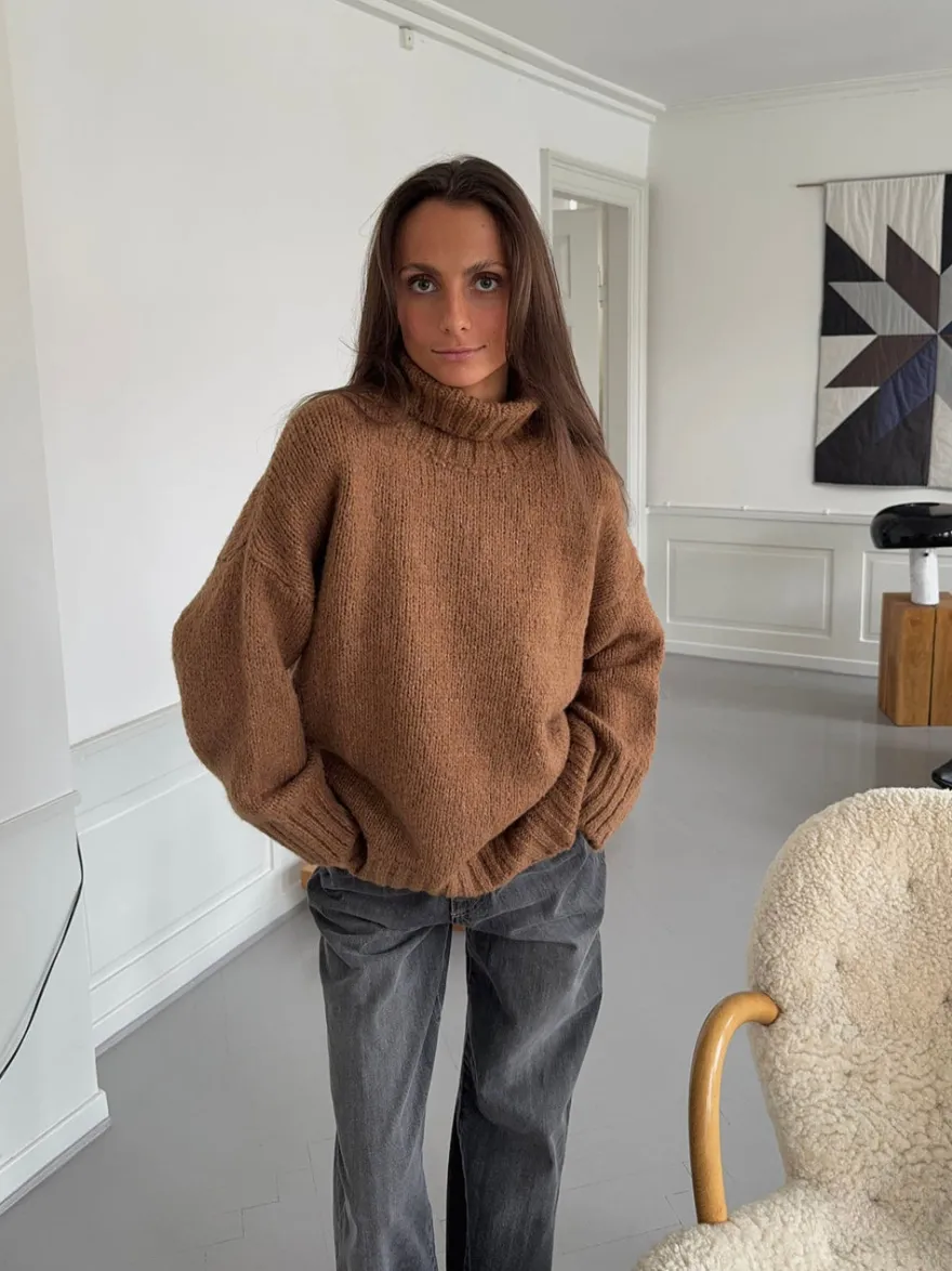 Design By Si Valdamara oversized striktrøje med turtleneck - Brun Online