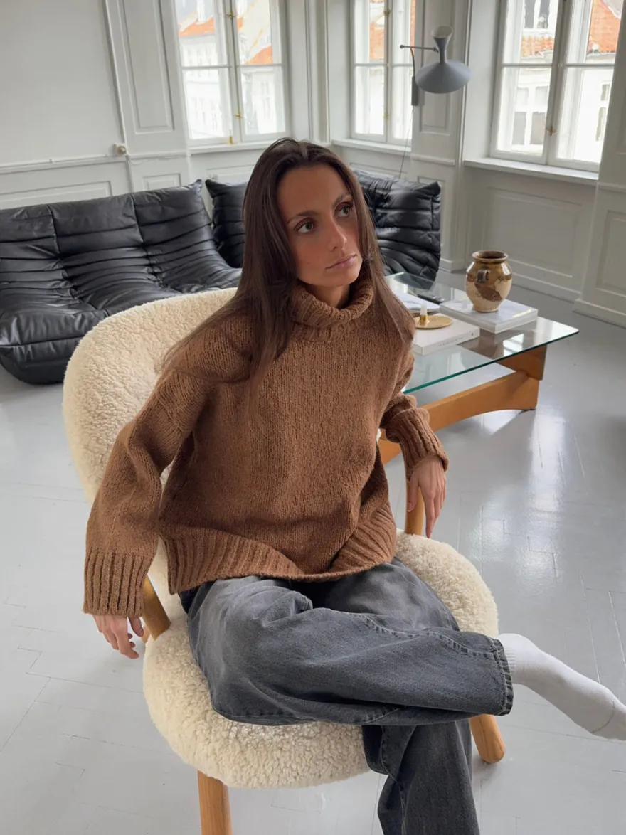 Design By Si Valdamara oversized striktrøje med turtleneck - Brun Online