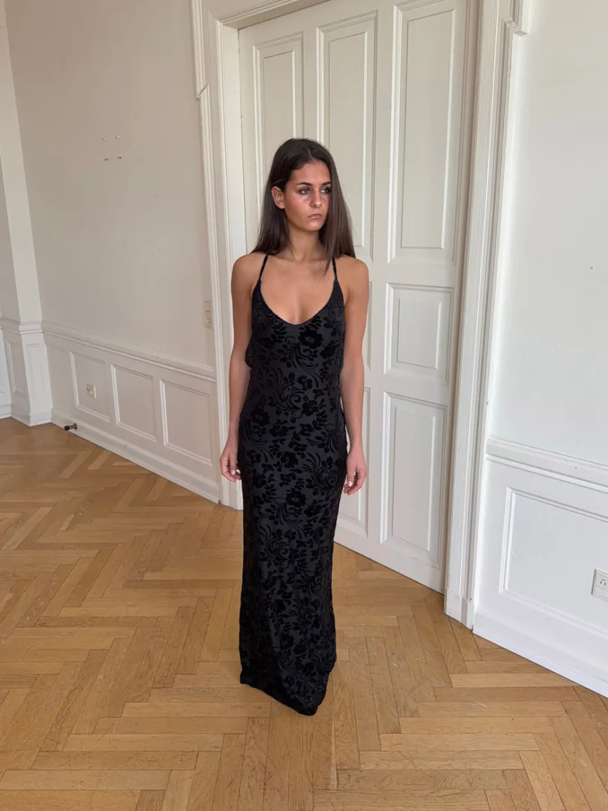 Design By Si Veloria kjole med blomster – Sort Online