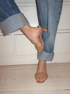 Design By Si Yasmin mules med flet - Beige