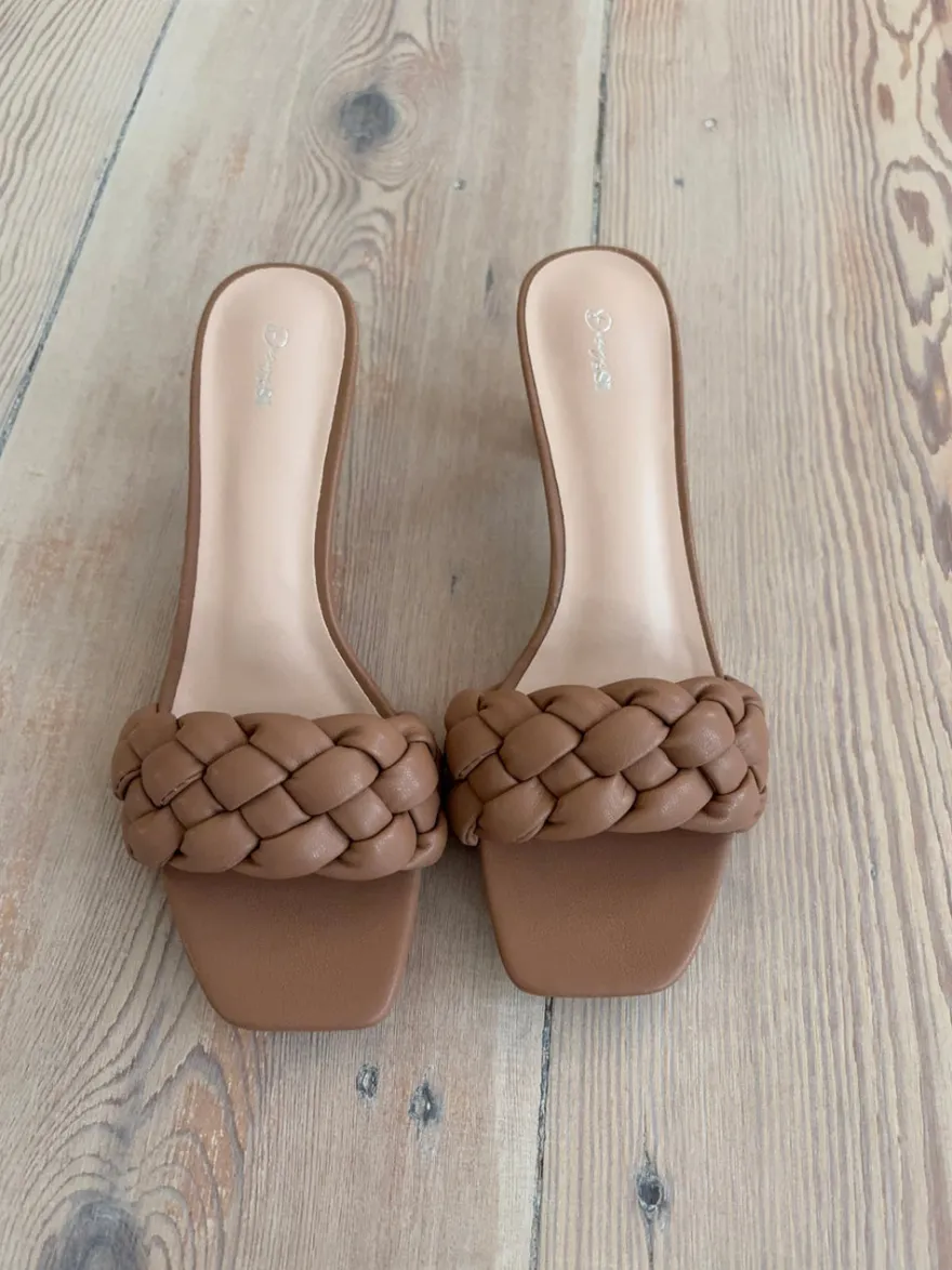 Design By Si Yasmin mules med flet - Beige