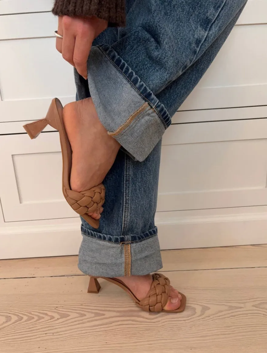 Design By Si Yasmin mules med flet - Beige