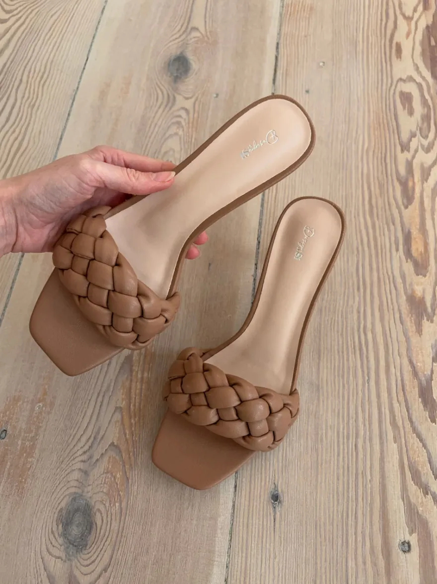 Design By Si Yasmin mules med flet - Beige