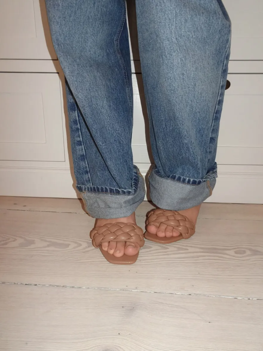 Design By Si Yasmin mules med flet - Beige